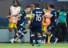 Oscar Santis (18), de Guatemala, celebra su gol con sus compañeros de selección José Morales (16) y Kevin Ramírez (25) durante el primer tiempo del partido de fútbol de la Copa Oro de CONCACAF frente a Jamaica, el lunes 16 de junio de 2025, en Carson, California. Foto La Hora: AP.