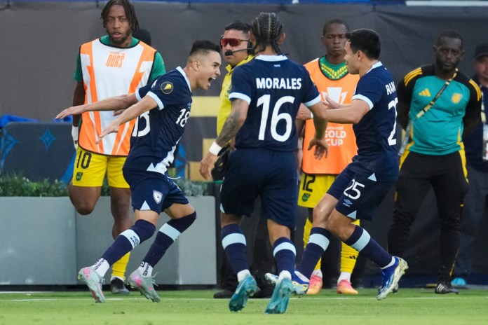 COPA ORO Oscar Santis (18), de Guatemala, celebra su gol con sus compañeros de selección José Morales (16) y Kevin Ramírez (25) durante el primer tiempo del partido de fútbol de la Copa Oro de CONCACAF frente a Jamaica, el lunes 16 de junio de 2025, en Carson, California. Foto La Hora: AP.