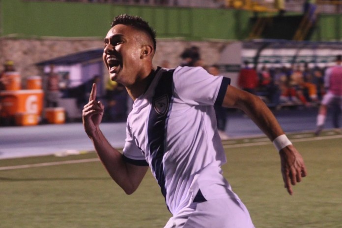 Óscar Santis logró un hat-trick ante República Dominicana y le dio la victoria a Guatemala para clasificarse a la ronda fina de las eliminatorias al Mundial 2026. Foto La Hora: FFG
