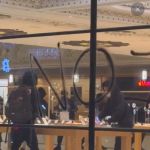 Saqueo de una tienda de Apple en el centro de Los Angeles. Foto La Hora: Captura de Pantalla