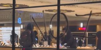 Saqueo de una tienda de Apple en el centro de Los Angeles. Foto La Hora: Captura de Pantalla