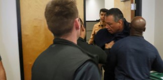 VIDEO: Senador demócrata es retirado a empujones de conferencia de Kristi Noem El senador demócrata Alex Padilla interrumpió la conferencia de Kristi Noem