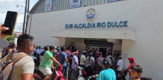 Energía y Minas responde a las manifestaciones en Izabal por 10 proyectos mineros Manifestantes en Izabal ante los proyectos mineros frente a Sub Alcaldía de Río Dulce.