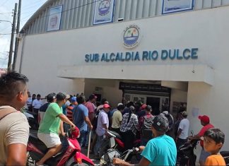 Manifestantes en Izabal ante los proyectos mineros frente a Sub Alcaldía de Río Dulce.