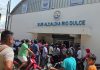Manifestantes en Izabal ante los proyectos mineros frente a Sub Alcaldía de Río Dulce.
