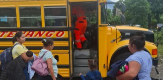 Trabajos de evacuación en la aldea El Porvenir del municipio de San Juan Alotenango, Sacatepéquez, por erupción volcánica.