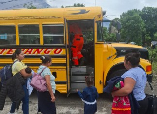 Trabajos de evacuación en la aldea El Porvenir del municipio de San Juan Alotenango, Sacatepéquez, por erupción volcánica.