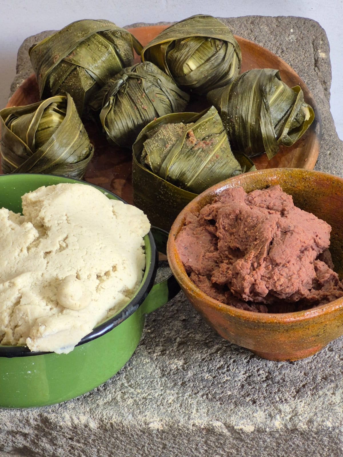 el tayuyo es unanfusión de maíz con frijol rojo, sasonado con manteca de marrano y sal, envuelto en hojas de milpa.