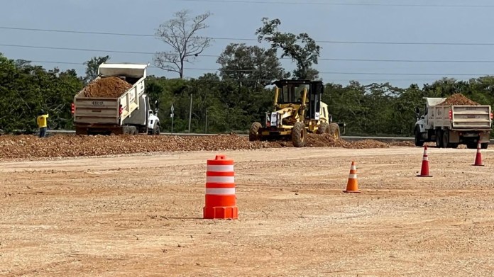 Trabajos de construcción para el libramiento y puente en Sayaxché