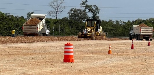 Trabajos de construcción para el libramiento y puente en Sayaxché