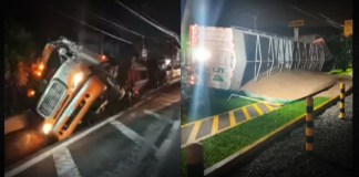 Tráiler volcado en calzada Raúl Aguilar Batres complica tránsito hacia la capital. Foto La Hora: PMT Villa Nueva.