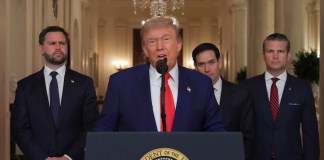 Washington (Estados Unidos), 22/06/2025.- El presidente estadounidense, Donald Trump, junto con el secretario de Defensa, Pete Hegseth (der.), el vicepresidente estadounidense, J. D. Vance (izq.), y el secretario de Estado, Marco Rubio (segunda derecha), pronuncian un discurso a la nación en la Casa Blanca, en Washington, D. C., EE. UU., el 21 de junio de 2025, tras los ataques estadounidenses contra las instalaciones nucleares de Irán. EFE/EPA/Carlos Barria / POOL