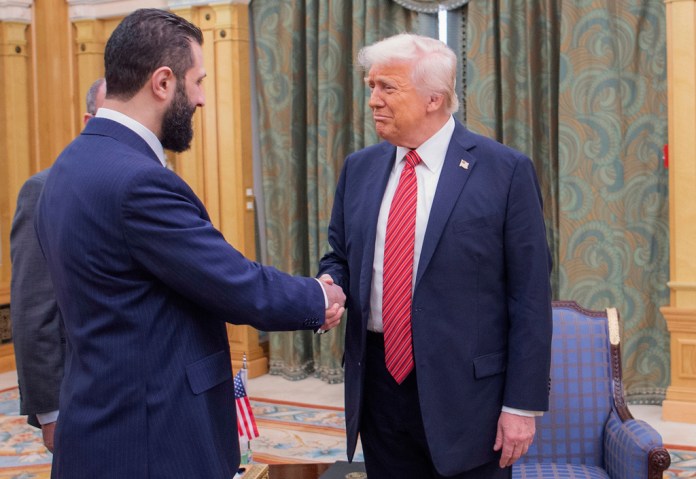 Donald Trump saluda a Ahmed al Shara el pasado 14 de mayo en Riad (Arabia Saudí).