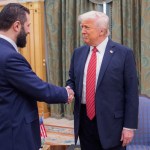 Donald Trump saluda a Ahmed al Shara el pasado 14 de mayo en Riad (Arabia Saudí).