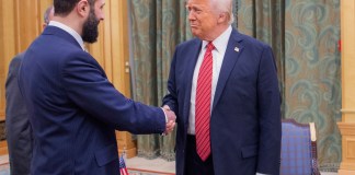 Donald Trump saluda a Ahmed al Shara el pasado 14 de mayo en Riad (Arabia Saudí).