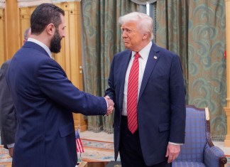 Donald Trump saluda a Ahmed al Shara el pasado 14 de mayo en Riad (Arabia Saudí).