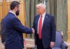 Donald Trump saluda a Ahmed al Shara el pasado 14 de mayo en Riad (Arabia Saudí).