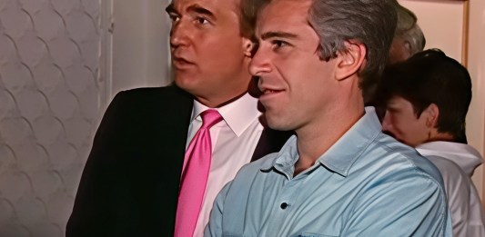 Donald Trump junto a Jeffrey Epstein en una grabación del medio NBC. Arte La Hora: Alejandro Ramírez