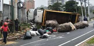 Camión recolector volcado en Vista Hermosa complica el tránsito en el sector Camión de basura volcado en Vista Hermosa obstruye el paso por completo en la zona