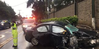 Inundaciones por lluvia, incidentes vehiculares y un ataque armado complican el tránsito en la ciudad Accidente de tránsito reportado en la ruta con dirección a Fraijanes. Foto La Hora: PMT Santa Catarina Pinula