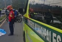 Una persona falleció en un accidente de tránsito en la Calzada La Paz. Foto La Hora: Bomberos Municipales