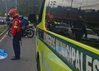 Una persona falleció en un accidente de tránsito en la Calzada La Paz. Foto La Hora: Bomberos Municipales