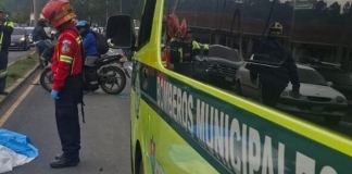 Accidente deja un fallecido y transito complicado en Calzada la Paz Una persona falleció en un accidente de tránsito en la Calzada La Paz. Foto La Hora: Bomberos Municipales