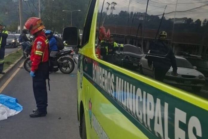 accidente la paz Una persona falleció en un accidente de tránsito en la Calzada La Paz. Foto La Hora: Bomberos Municipales