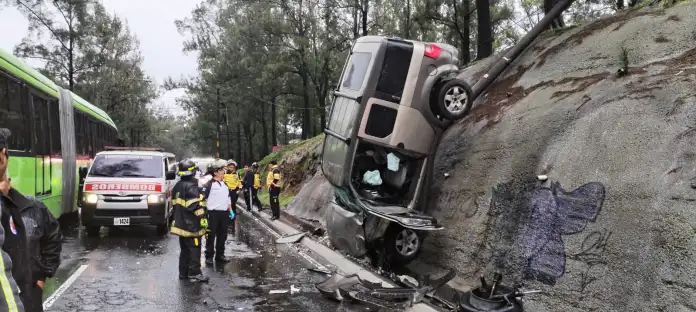 accidente Un aparatoso accidente tuvo lugar la tarde de este 21 de junio. Foto: La Hora / Bomberos Voluntarios.