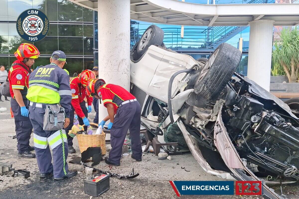 Vendedora resulta herida por vehículo que volcó en zona 1