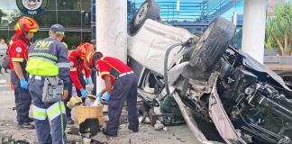 Una vendedora resultó con lesiones debido a que un vehículo volcó en una pasarela. Foto: Bomberos Municipales