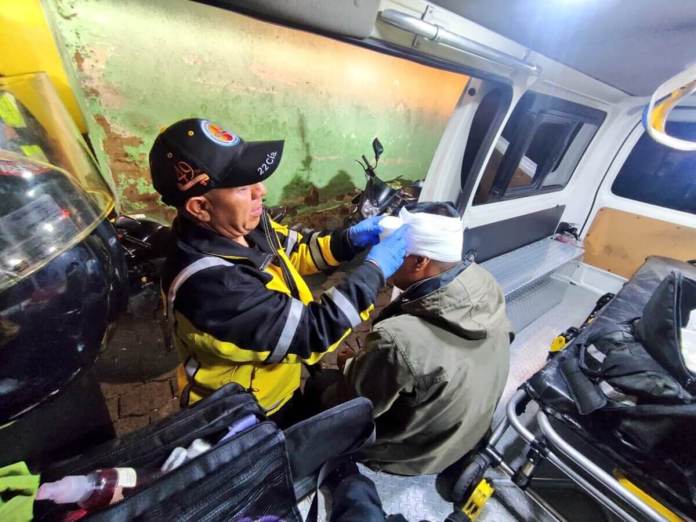 Luis Fernando Gómez Tun fue atendido por bomberos tras ser agredido por un ladrón con quien se enfrentó y le dio muerte. Foto La Hora: Bomberos Voluntarios