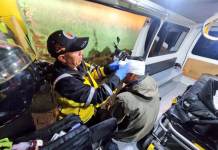 Luis Fernando Gómez Tun fue atendido por bomberos tras ser agredido por un ladrón con quien se enfrentó y le dio muerte. Foto La Hora: Bomberos Voluntarios