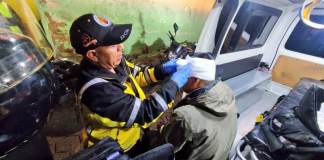 Luis Fernando Gómez Tun fue atendido por bomberos tras ser agredido por un ladrón con quien se enfrentó y le dio muerte. Foto La Hora: Bomberos Voluntarios