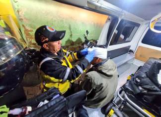 Luis Fernando Gómez Tun fue atendido por bomberos tras ser agredido por un ladrón con quien se enfrentó y le dio muerte. Foto La Hora: Bomberos Voluntarios