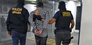 Presunto pandillero alias “Slender” fue capturado tras un allanamiento en zona 16 Presunto pandillero alias "Slender" capturado en un allanamiento en la zona 16. Foto La Hora: PNC