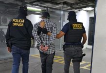 Presunto pandillero alias “Slender” fue capturado tras un allanamiento en zona 16 Presunto pandillero alias "Slender" capturado en un allanamiento en la zona 16. Foto La Hora: PNC