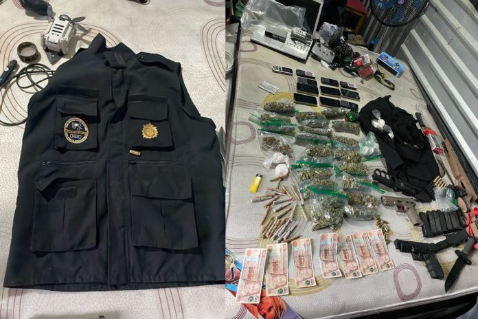 allanamiento zona 1 MS-13 Chaleco y gorra alusivo a DEIC, así como diversos ilícitos fueron descubiertos durante un allanamiento en zona 1.
