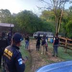 Decenas de agentes de la PNC participan en los allanamientos en Petén este 15 de junio. Foto: PNC