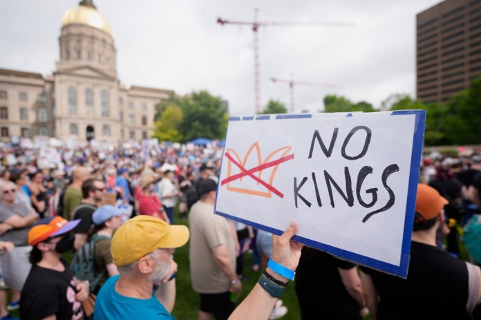 Largas manifestaciones en contra de Donald Trump se han registrado en Estados Unidos este sábado 14 de junio. Foto La Hora: AP