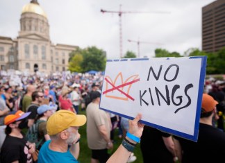 Largas manifestaciones en contra de Donald Trump se han registrado en Estados Unidos este sábado 14 de junio. Foto La Hora: AP