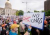 Largas manifestaciones en contra de Donald Trump se han registrado en Estados Unidos este sábado 14 de junio. Foto La Hora: AP