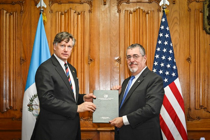 El vicesecretario de Estado de EE. UU., Christopher Landau se reunió la semana pasada con el presidente Bernardo Arévalo, en su reciente visita al país. Foto: Gobierno de Guatemala.