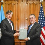 El vicesecretario de Estado de EE. UU., Christopher Landau se reunió la semana pasada con el presidente Bernardo Arévalo, en su reciente visita al país. Foto: Gobierno de Guatemala.