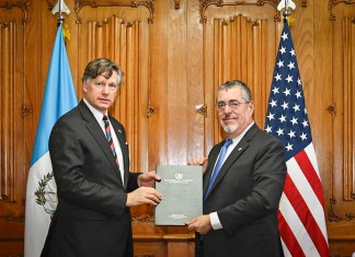El vicesecretario de Estado de EE. UU., Christopher Landau se reunió la semana pasada con el presidente Bernardo Arévalo, en su reciente visita al país. Foto: Gobierno de Guatemala.