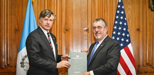 El vicesecretario de Estado de EE. UU., Christopher Landau se reunió la semana pasada con el presidente Bernardo Arévalo, en su reciente visita al país. Foto: Gobierno de Guatemala.