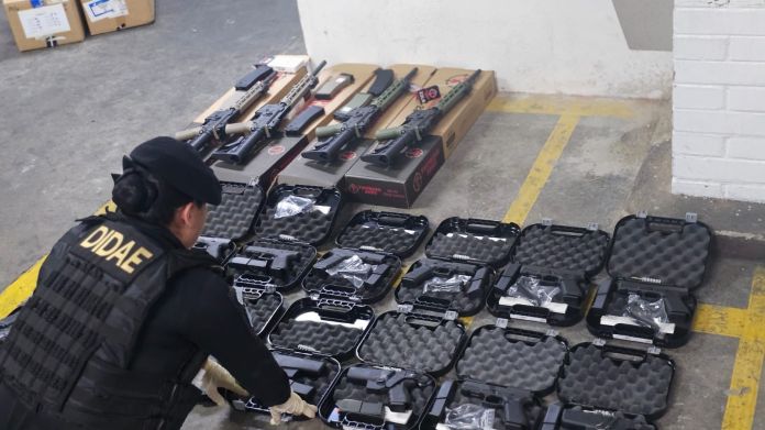 PNC captura a hombre que trasladaba 14 pistolas y 4 carabinas en zona 1