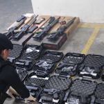 PNC captura a hombre que trasladaba 14 pistolas y 4 carabinas en zona 1
