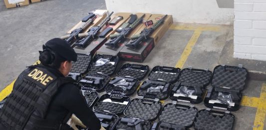PNC captura a hombre que trasladaba 14 pistolas y 4 carabinas en zona 1