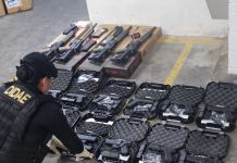Carabinas y pistolas son localizadas por PNC en la zona 1 de la ciudad PNC captura a hombre que trasladaba 14 pistolas y 4 carabinas en zona 1